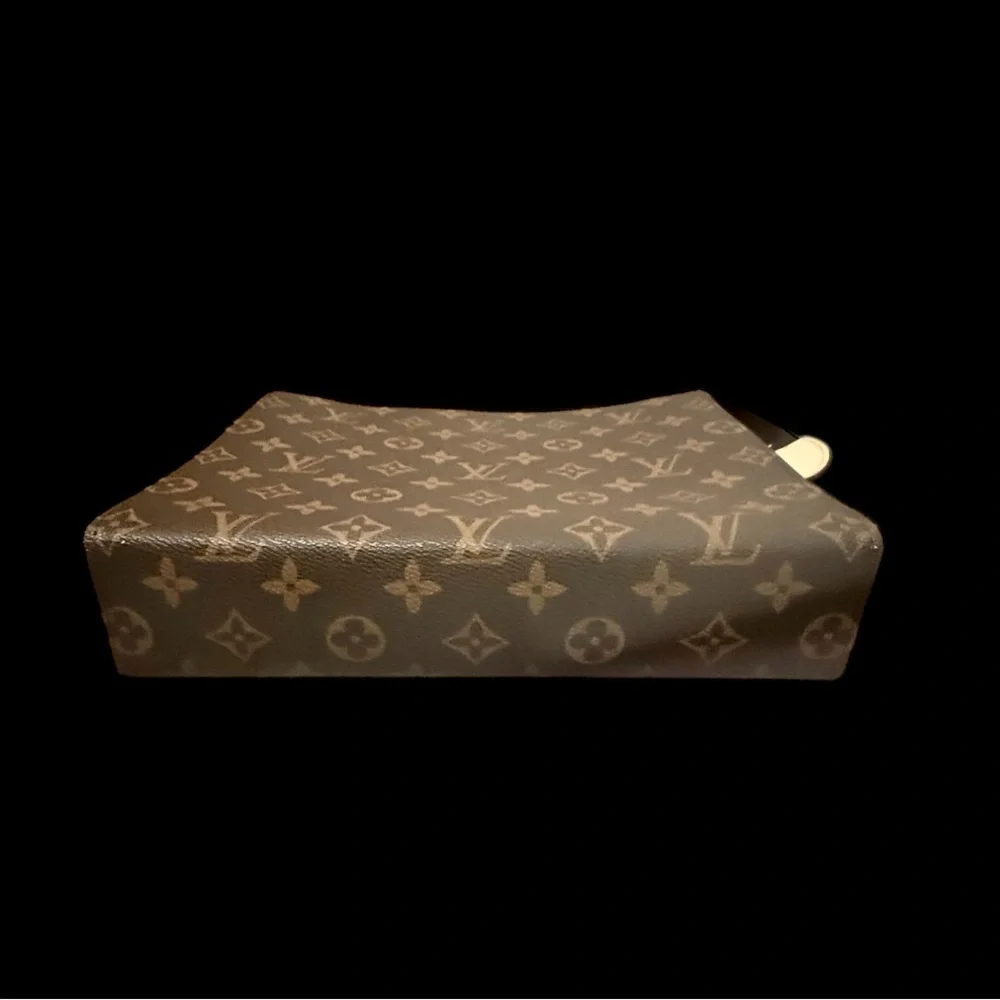 Louis Vuitton Toiletry 26